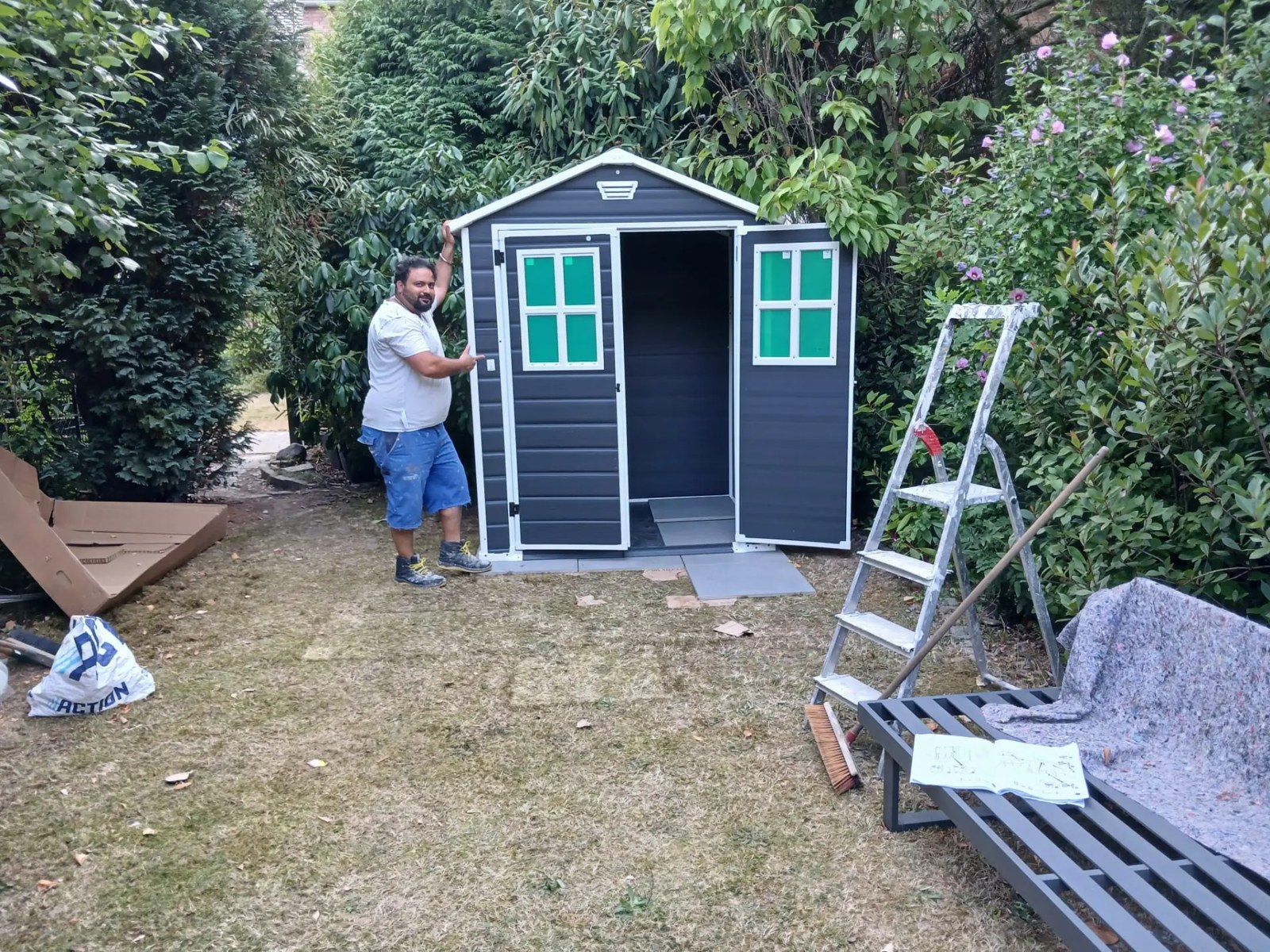 Montage eines Gartenhauses im Garten durch Yuvigarten